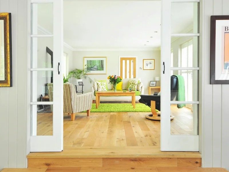 Different colors of hardwood flooring in a random length layout